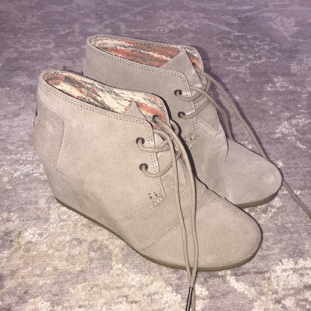 Booties 8.5 khaki suede Toms